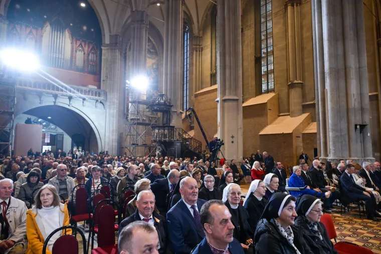Istaknuti HDZ-ovci u prvim redovima na misi u Katedrali: Pogledajte tko je sve do&scaron;ao