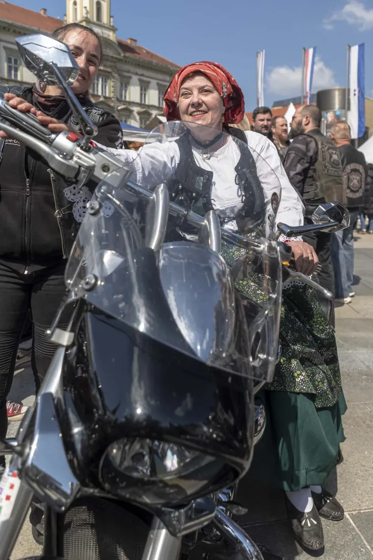 Zgodne Osječanke ukrale show: Nema tko se nije okrenuo za ovim legicama u sredi&scaron;tu grada