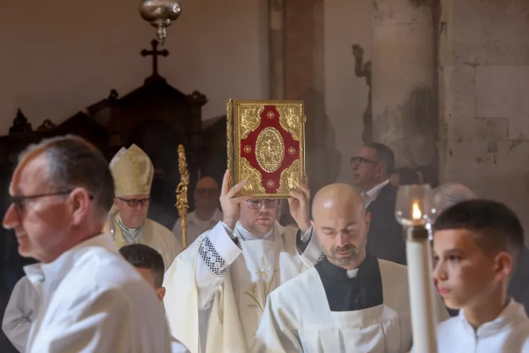 Nadbiskup Zgrablić progovorio o ranama, strahu i nadi &ndash; poruka odjeknula katedralom