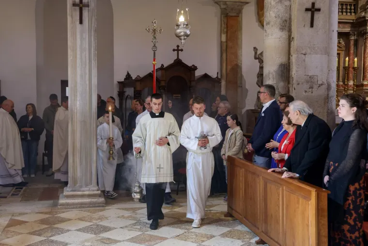 Nadbiskup Zgrablić progovorio o ranama, strahu i nadi &ndash; poruka odjeknula katedralom
