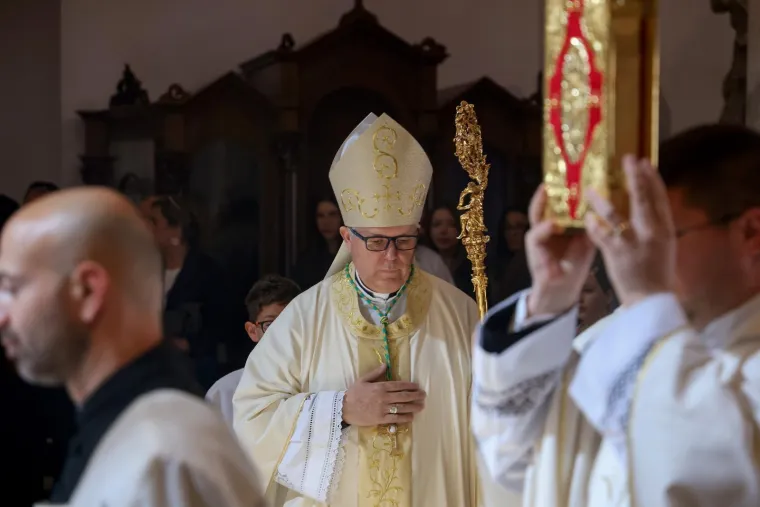 Nadbiskup Zgrablić progovorio o ranama, strahu i nadi &ndash; poruka odjeknula katedralom