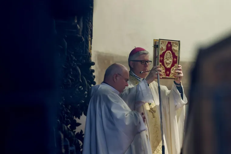 Nadbiskup Zgrablić progovorio o ranama, strahu i nadi &ndash; poruka odjeknula katedralom