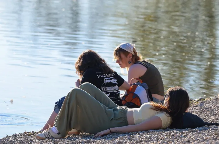 Jarun je bio krcat na sunčani Uskrs: Djevojke na rolama, mladić bez majice, mnogi su privukli pažnju