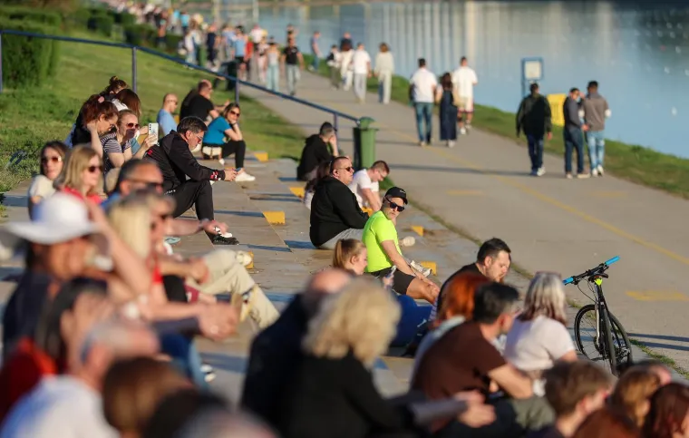 Jarun je bio krcat na sunčani Uskrs: Djevojke na rolama, mladić bez majice, mnogi su privukli pažnju