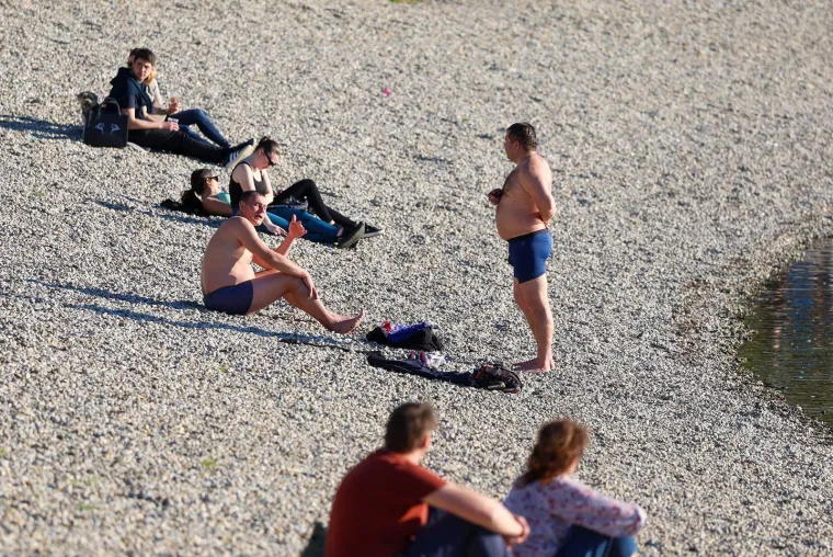 Jarun je bio krcat na sunčani Uskrs: Djevojke na rolama, mladić bez majice, mnogi su privukli pažnju