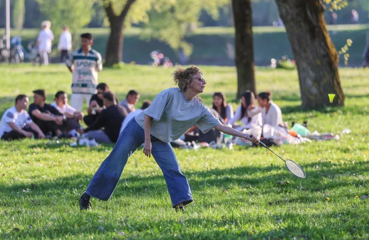 Jarun je bio krcat na sunčani Uskrs: Djevojke na rolama, mladić bez majice, mnogi su privukli pažnju