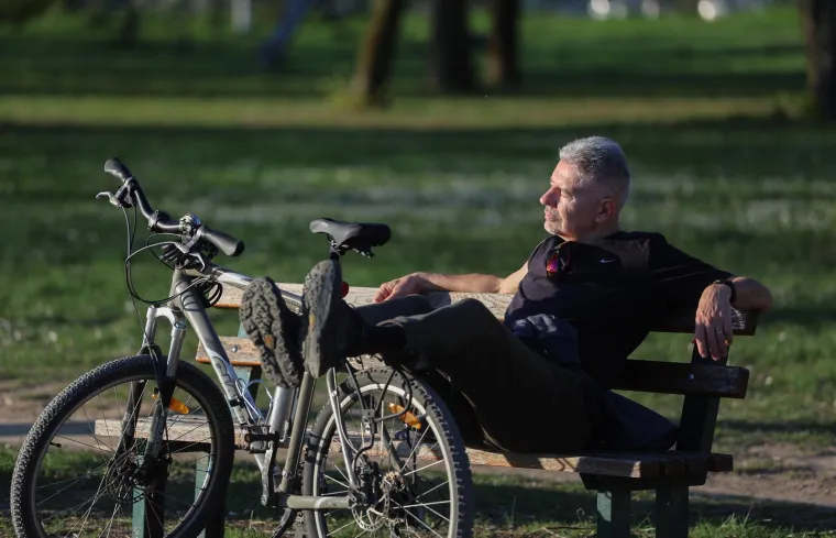 Jarun je bio krcat na sunčani Uskrs: Djevojke na rolama, mladić bez majice, mnogi su privukli pažnju