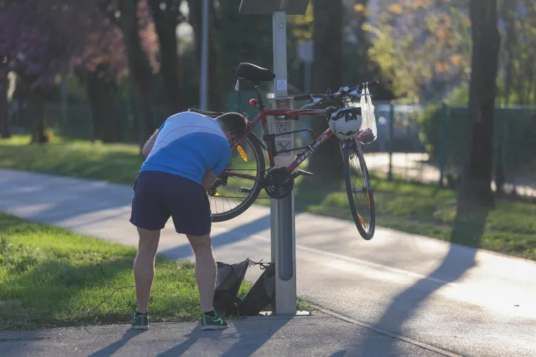 Jarun je bio krcat na sunčani Uskrs: Djevojke na rolama, mladić bez majice, mnogi su privukli pažnju