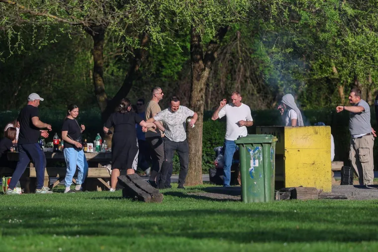 Jarun je bio krcat na sunčani Uskrs: Djevojke na rolama, mladić bez majice, mnogi su privukli pažnju