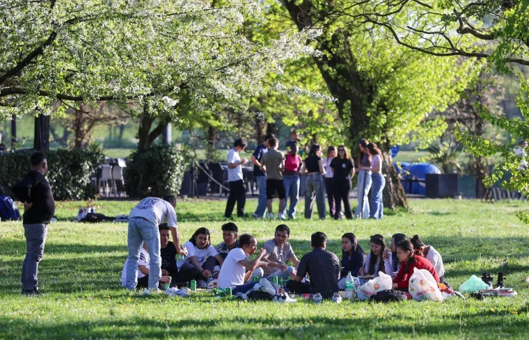 Jarun je bio krcat na sunčani Uskrs: Djevojke na rolama, mladić bez majice, mnogi su privukli pažnju