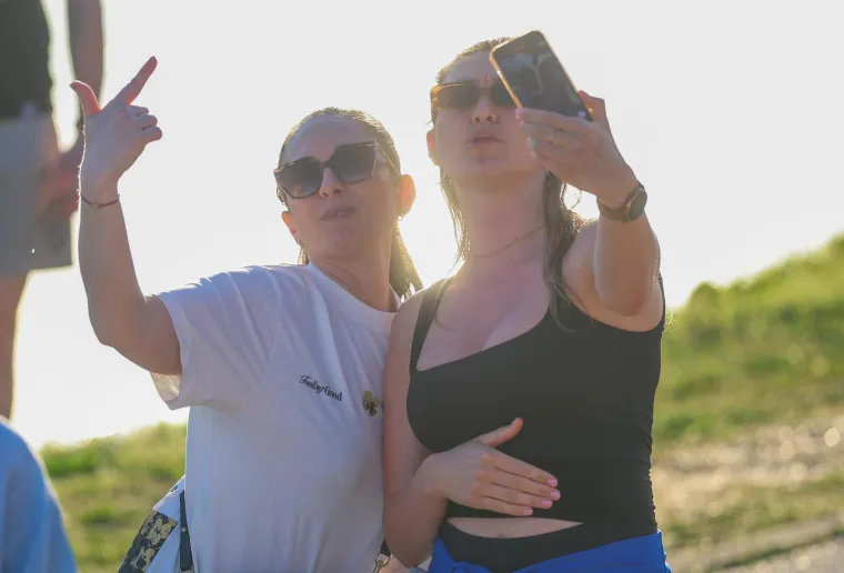 Jarun je bio krcat na sunčani Uskrs: Djevojke na rolama, mladić bez majice, mnogi su privukli pažnju