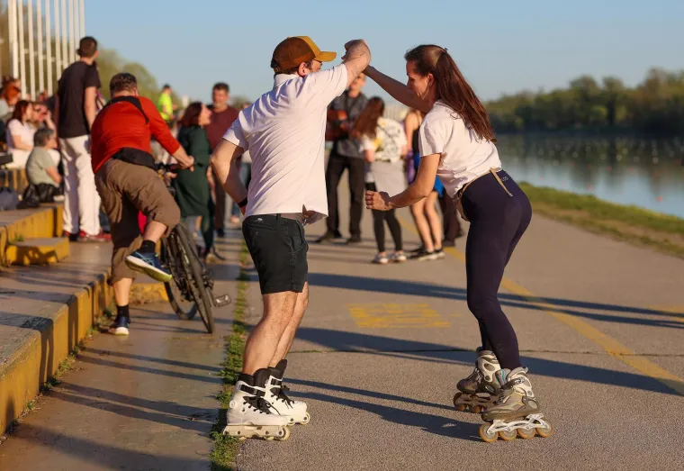 Jarun je bio krcat na sunčani Uskrs: Djevojke na rolama, mladić bez majice, mnogi su privukli pažnju