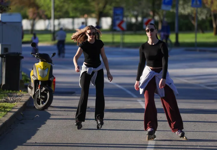 Jarun je bio krcat na sunčani Uskrs: Djevojke na rolama, mladić bez majice, mnogi su privukli pažnju