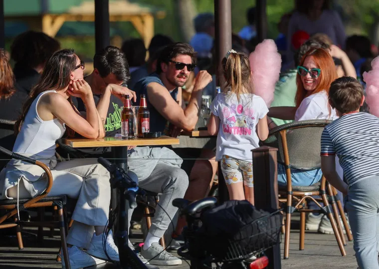 Jarun je bio krcat na sunčani Uskrs: Djevojke na rolama, mladić bez majice, mnogi su privukli pažnju