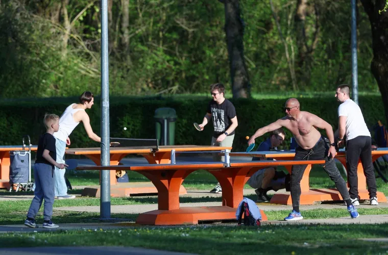 Jarun je bio krcat na sunčani Uskrs: Djevojke na rolama, mladić bez majice, mnogi su privukli pažnju