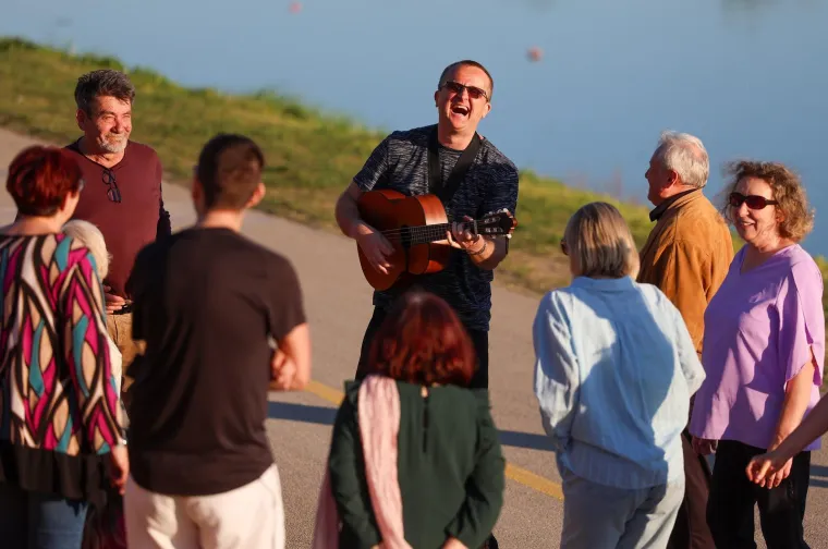 Jarun je bio krcat na sunčani Uskrs: Djevojke na rolama, mladić bez majice, mnogi su privukli pažnju