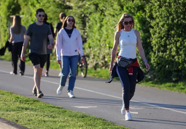 Jarun je bio krcat na sunčani Uskrs: Djevojke na rolama, mladić bez majice, mnogi su privukli pažnju