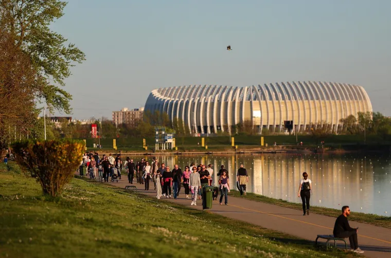 Jarun je bio krcat na sunčani Uskrs: Djevojke na rolama, mladić bez majice, mnogi su privukli pažnju