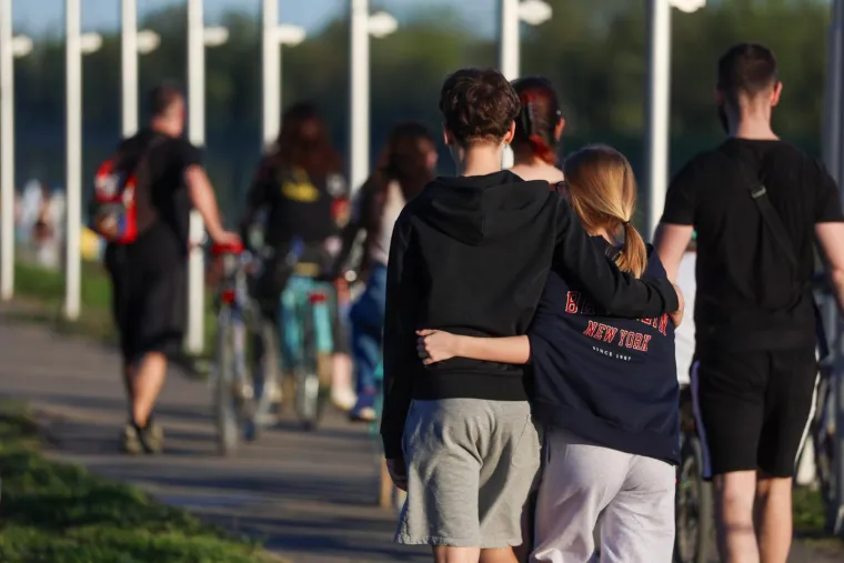 Jarun je bio krcat na sunčani Uskrs: Djevojke na rolama, mladić bez majice, mnogi su privukli pažnju