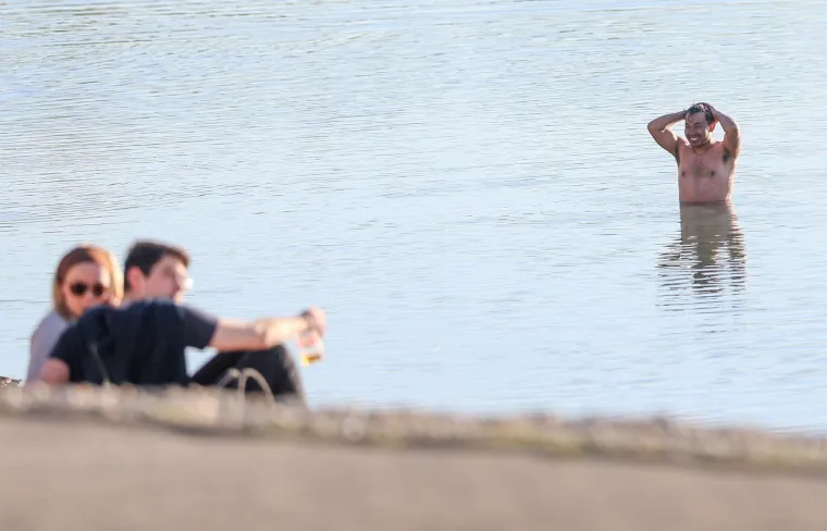 Jarun je bio krcat na sunčani Uskrs: Djevojke na rolama, mladić bez majice, mnogi su privukli pažnju