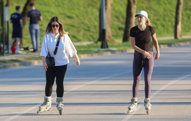 Jarun je bio krcat na sunčani Uskrs: Djevojke na rolama, mladić bez majice, mnogi su privukli pažnju