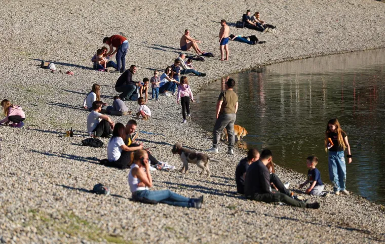 Jarun je bio krcat na sunčani Uskrs: Djevojke na rolama, mladić bez majice, mnogi su privukli pažnju