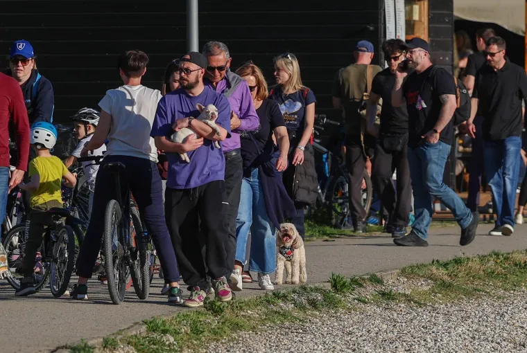 Jarun je bio krcat na sunčani Uskrs: Djevojke na rolama, mladić bez majice, mnogi su privukli pažnju