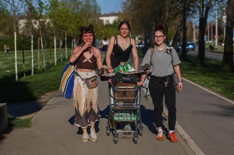 Jarun je bio krcat na sunčani Uskrs: Djevojke na rolama, mladić bez majice, mnogi su privukli pažnju