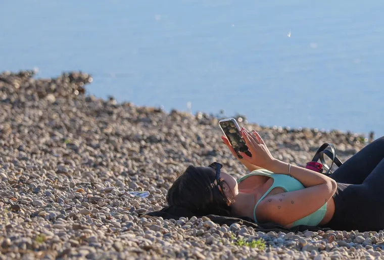 Jarun je bio krcat na sunčani Uskrs: Djevojke na rolama, mladić bez majice, mnogi su privukli pažnju