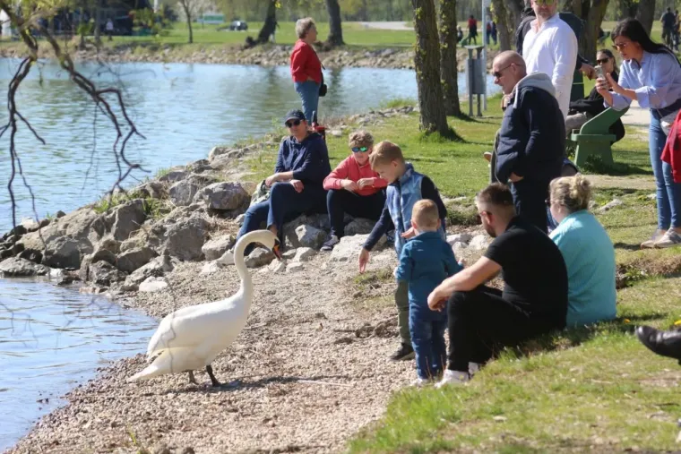 Uskrs u znaku ljubavi: Parovi uživali u proljetnoj &scaron;etnji marinom, evo tko je sve bio
