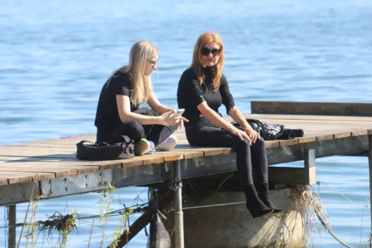 Uskrs u znaku ljubavi: Parovi uživali u proljetnoj &scaron;etnji marinom, evo tko je sve bio