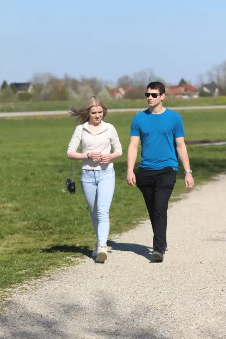 Uskrs u znaku ljubavi: Parovi uživali u proljetnoj &scaron;etnji marinom, evo tko je sve bio