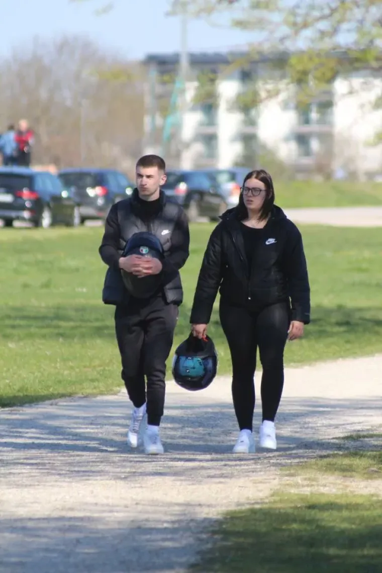 Uskrs u znaku ljubavi: Parovi uživali u proljetnoj &scaron;etnji marinom, evo tko je sve bio