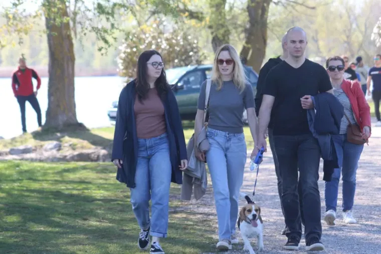 Uskrs u znaku ljubavi: Parovi uživali u proljetnoj &scaron;etnji marinom, evo tko je sve bio