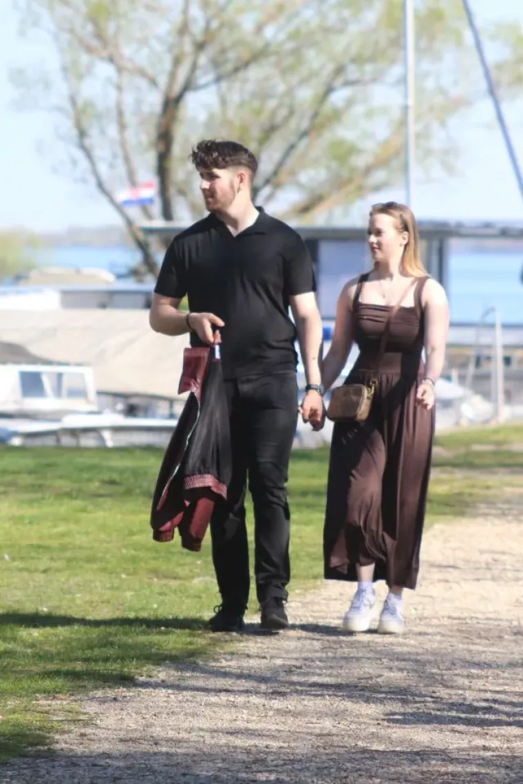 Uskrs u znaku ljubavi: Parovi uživali u proljetnoj &scaron;etnji marinom, evo tko je sve bio