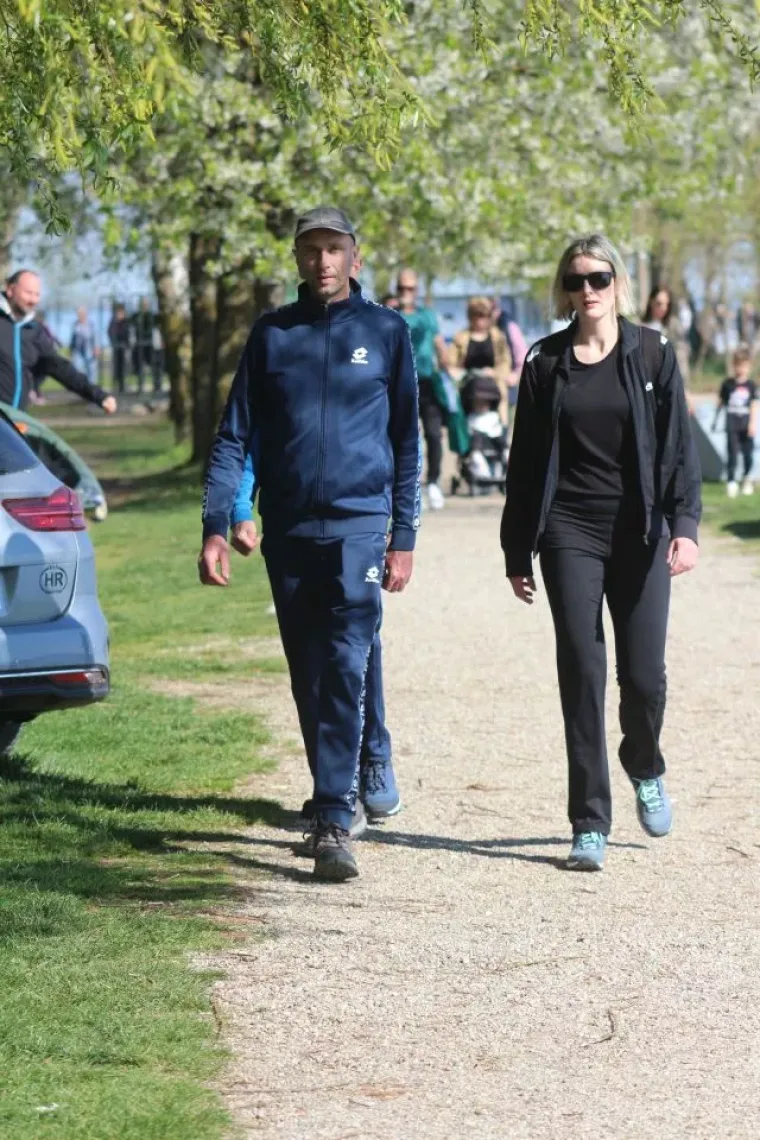 Uskrs u znaku ljubavi: Parovi uživali u proljetnoj &scaron;etnji marinom, evo tko je sve bio