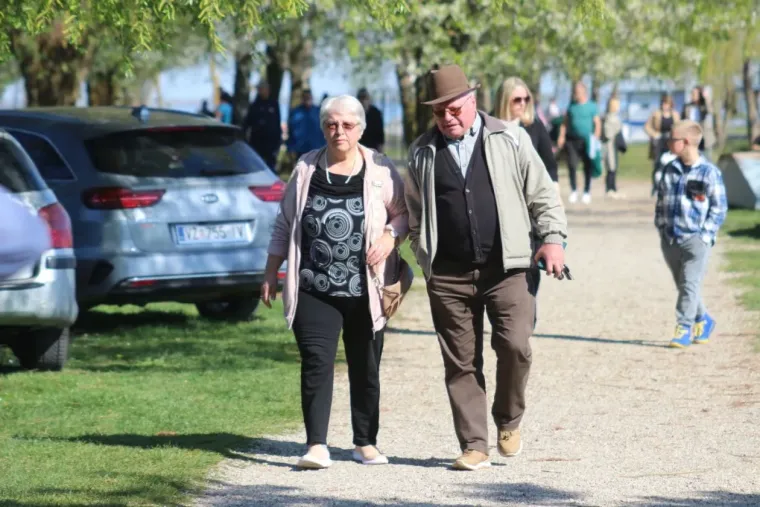 Uskrs u znaku ljubavi: Parovi uživali u proljetnoj &scaron;etnji marinom, evo tko je sve bio