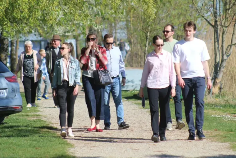 Uskrs u znaku ljubavi: Parovi uživali u proljetnoj &scaron;etnji marinom, evo tko je sve bio