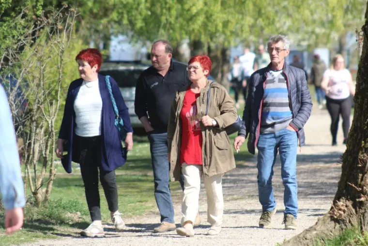 Uskrs u znaku ljubavi: Parovi uživali u proljetnoj &scaron;etnji marinom, evo tko je sve bio