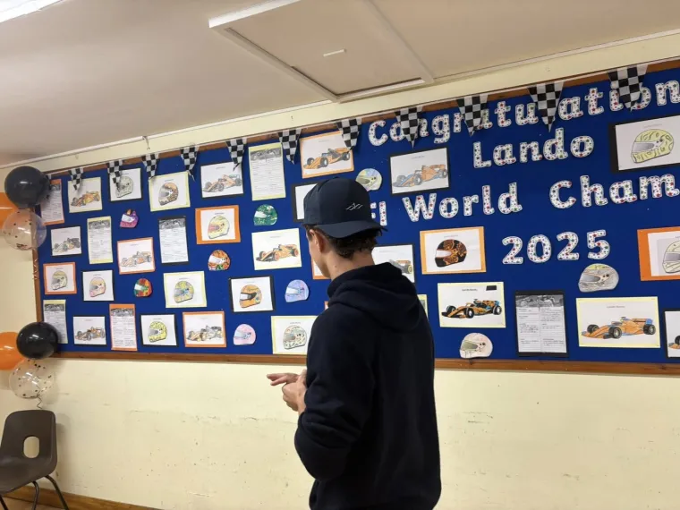 Prepoznajete li ga? Ovako je svjetski prvak izgledao dok je sanjao o F1 u &scaron;kolskim klupama