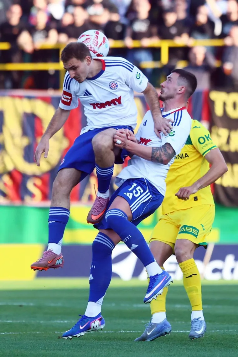 Dok su Hajduk i Istra vodili 'bitku' na terenu, svi su gledali u poruke Torcide