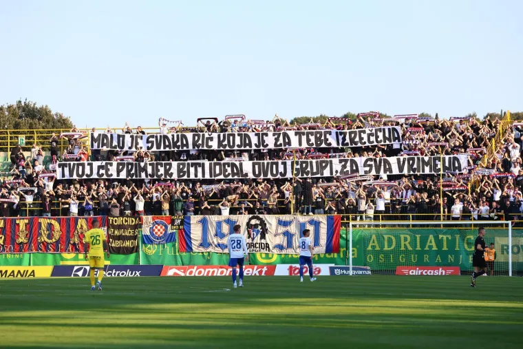 Dok su Hajduk i Istra vodili 'bitku' na terenu, svi su gledali u poruke Torcide