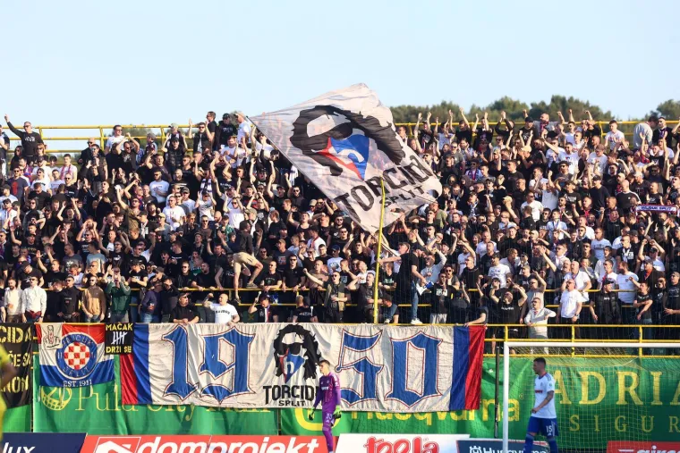 Dok su Hajduk i Istra vodili 'bitku' na terenu, svi su gledali u poruke Torcide