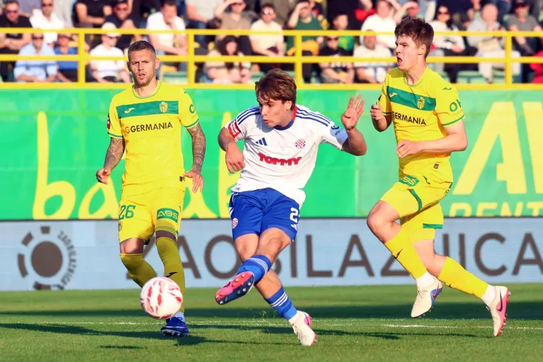 Dok su Hajduk i Istra vodili 'bitku' na terenu, svi su gledali u poruke Torcide