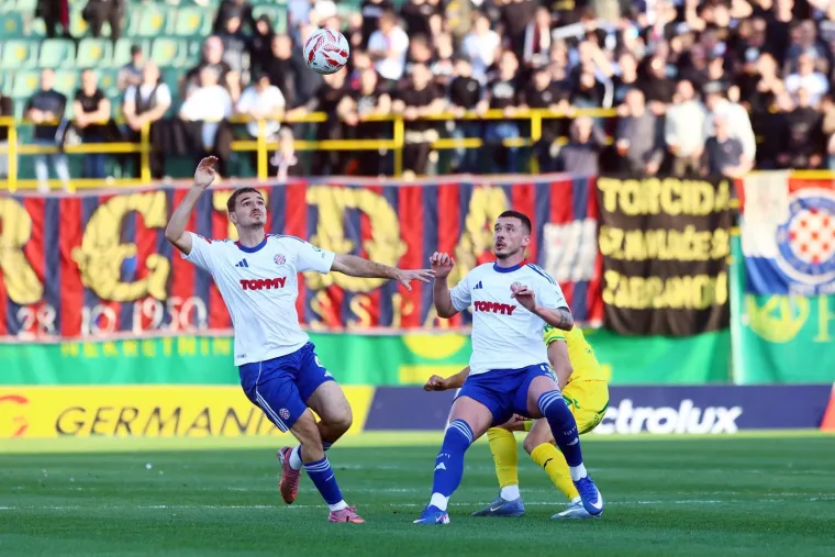 Dok su Hajduk i Istra vodili 'bitku' na terenu, svi su gledali u poruke Torcide