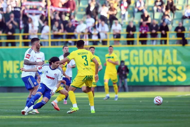 Dok su Hajduk i Istra vodili 'bitku' na terenu, svi su gledali u poruke Torcide