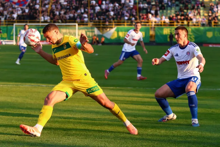 Dok su Hajduk i Istra vodili 'bitku' na terenu, svi su gledali u poruke Torcide