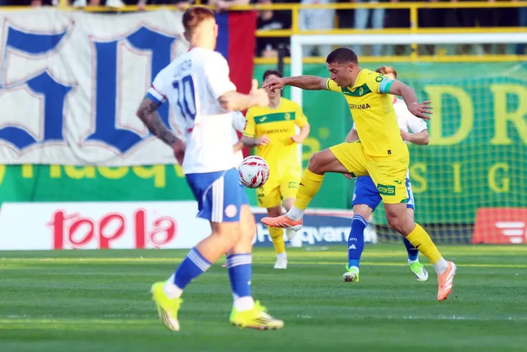 Dok su Hajduk i Istra vodili 'bitku' na terenu, svi su gledali u poruke Torcide