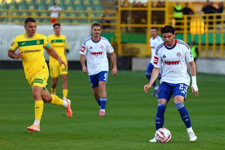 Dok su Hajduk i Istra vodili 'bitku' na terenu, svi su gledali u poruke Torcide