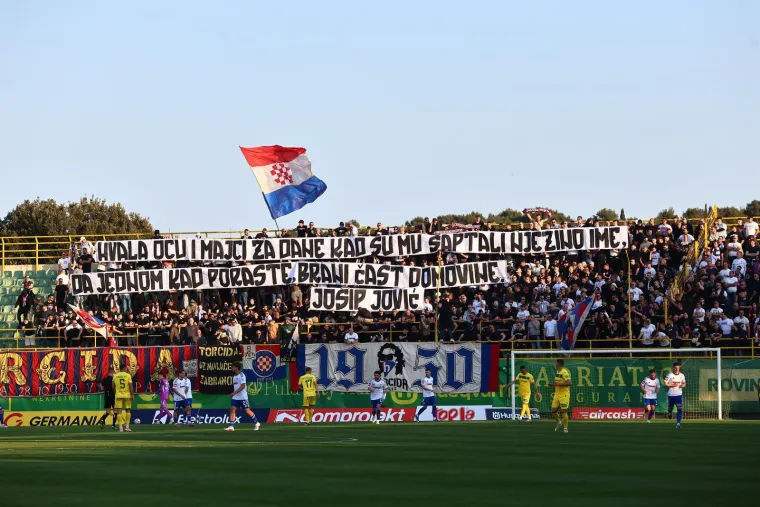 Dok su Hajduk i Istra vodili 'bitku' na terenu, svi su gledali u poruke Torcide